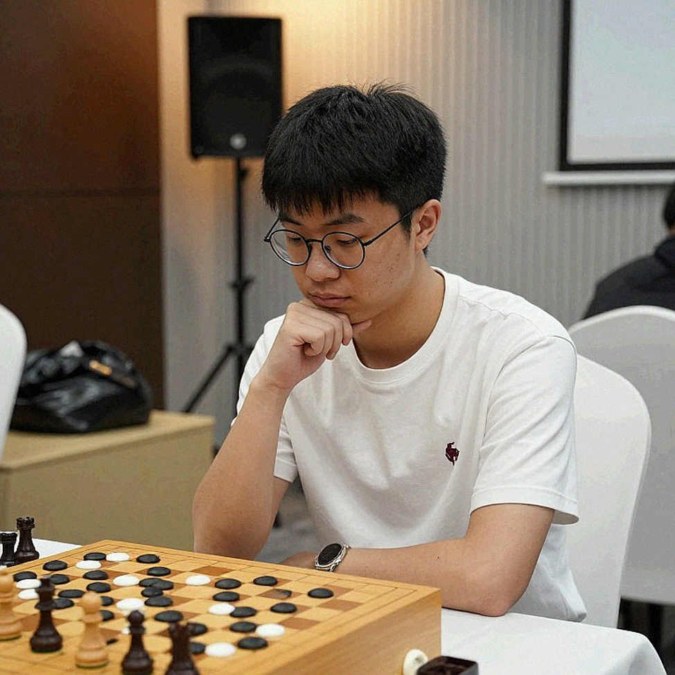 ChessBase Magazine 225: Prague 2026, 27 miniature và bài toán tự chứng minh của một ấn phẩm huấn luyện